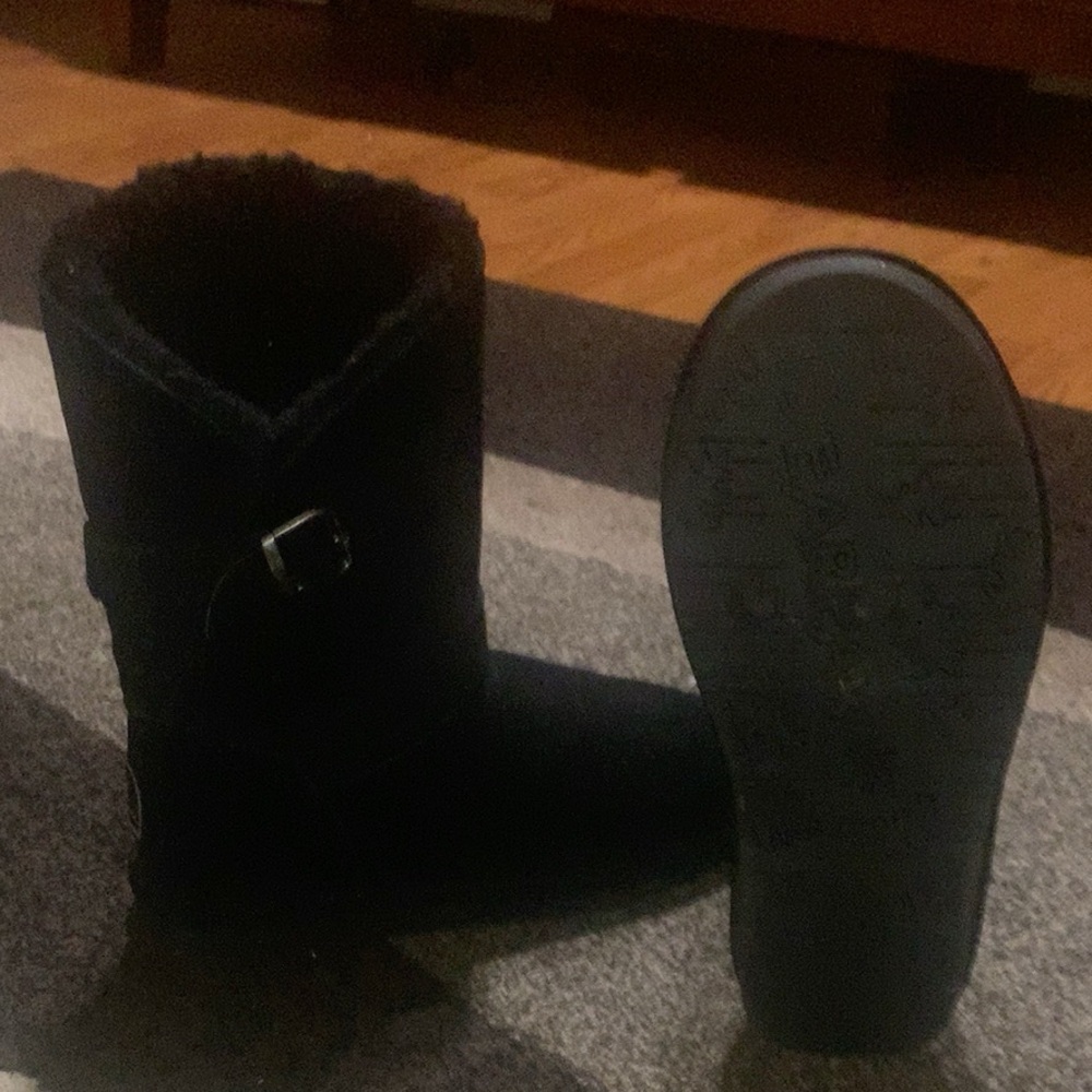 Size 9, barefoot winter black boot, and practically brand new